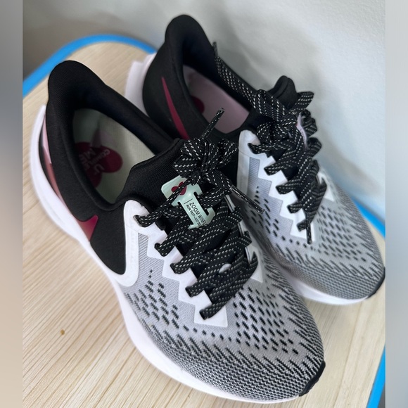 Nike Air Zoom Winflo 6 White (Women's) size 6 - Picture 5 of 10